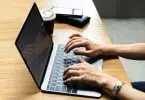 Un travailleur en freelance en pleine mission