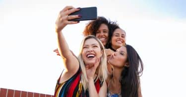 Un groupe de filles se prennent en selfie avec un smartphone