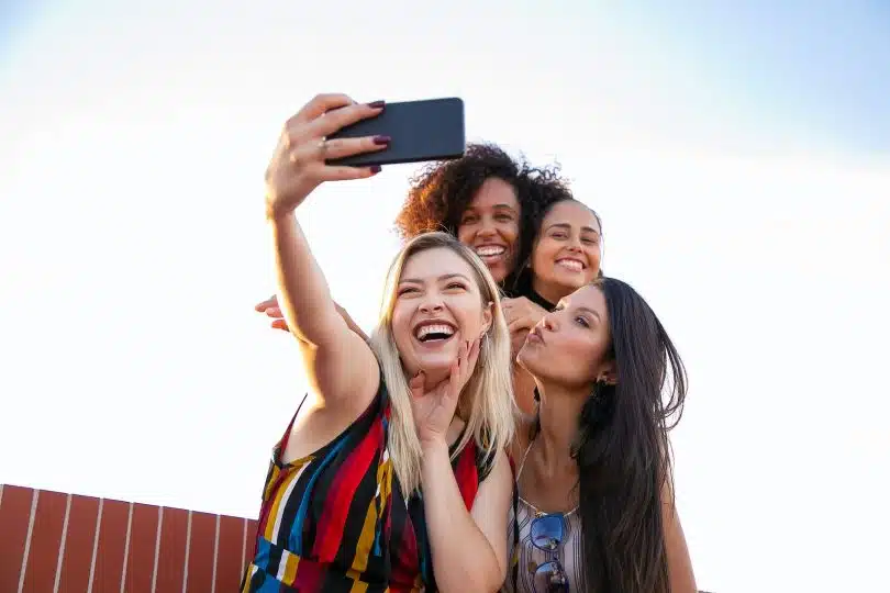 Un groupe de filles se prennent en selfie avec un smartphone