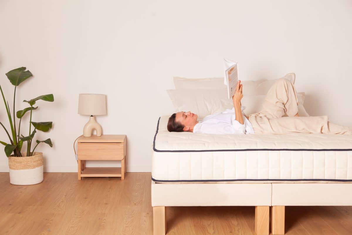 une femme lisant sur son matelas