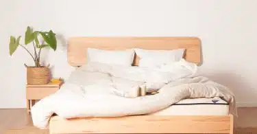 lit avec matelas, couette et oreillers