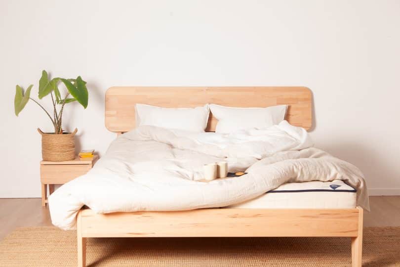 lit avec matelas, couette et oreillers