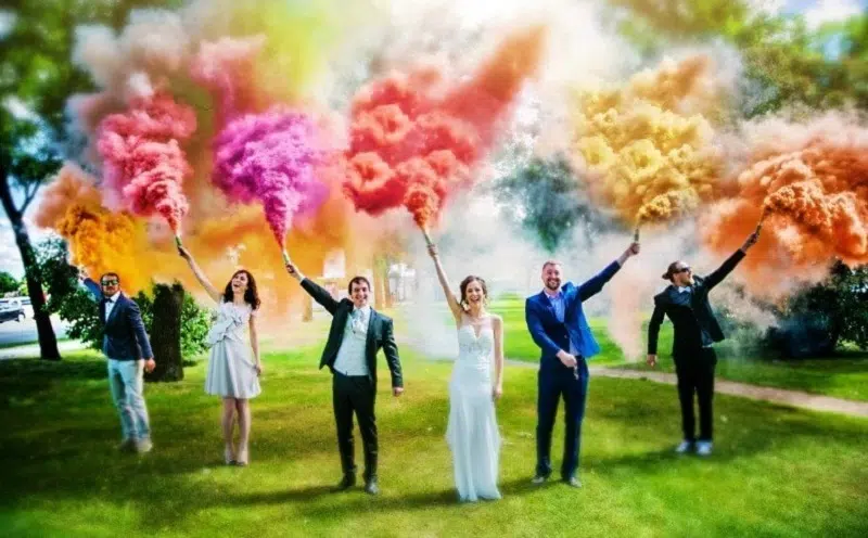 Mariage pensez au fumigène à main