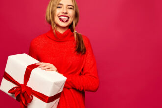 Cadeau femme à moins de 20 euros : le petit budget peut-il vraiment toucher juste ?