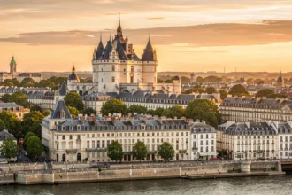 Le château des ducs de Bretagne et les quais de Nantes au soleil couchant