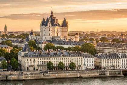 Le château des ducs de Bretagne et les quais de Nantes au soleil couchant